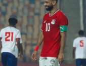 محمد صلاح يحتفل بفوز المنتخب الوطني علي القروش الزرقاء