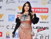 غادة إبراهيم تتألق على السجادة الحمراء بفستان ذهبي أنيق يحمل رمز مفتاح الحياة الفرعوني في مهرجان القاهرة السينمائي الـ46