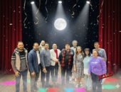 الفنان رضا إدريس يزور أبطال بروفات مسرحية «لعب ولعب» على مسرح عبدالمنعم مدبولي