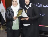 تكريم الدكتورة أمل مصطفى في حفل تخرج مسابقة “عمالقة الحساب الذهني” تقديرًا لمسيرتها الأكاديمية المتميزة