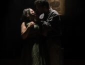 بالصور.. «الكمامة» في مهرجان المسرح العالم تتحول من أداة وقاية الى عقاب نفسي