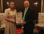 أبو ريدة يتبادل الدروع التذكارية مع رئيسة بعثة منتخب روسيا
