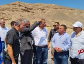 محافظ البحر الأحمر يتفقد الموقع المقترح لإنشاء ساحة انتظار سيارات النقل الثقيل بمدينة القصير