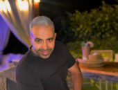 محمد عدوية يروج لألبومه الجديد.. مبقاش فاضل كتير