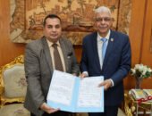 رئيس جامعة المنوفية يتسلم عقد إشهار النادي الرياضي للجامعة.. خطوة جديدة نحو إنشاء صرح رياضي متكامل