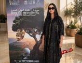 النجمة كلوديا حنا سعيدة بتكريم أحمد حلمي وشريف منير وياسر جلال في مهرجان ظفار الدولي