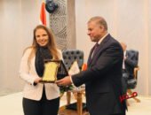 المنتدى المصري لتنمية القيم الوطنية يكرم إيناس نور في ذكرى انتصارات أكتوبر